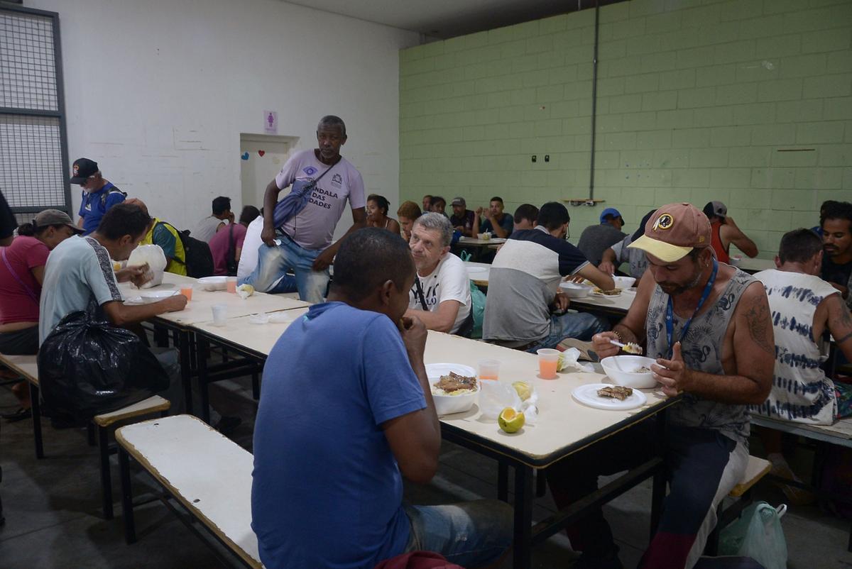 De segunda a sexta-feira, a Casa da Cidadania, na Vila Industrial, oferece 240 marmitex por dia para as pessoas em situação de rua; na fila, os relatos mais frequentes são de pessoas que buscam uma oportunidade para conseguir sair da triste situação (Alessandro Torres)