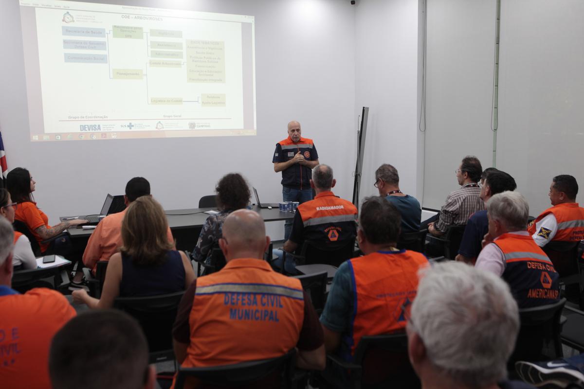 O diretor da Defesa Civil de Campinas, Sidney Furtado (em pé), avalia que 2024 pode ser o ano com mais casos na história do município, superando os 65,7 mil de 2015 (Rodrigo Zanotto)