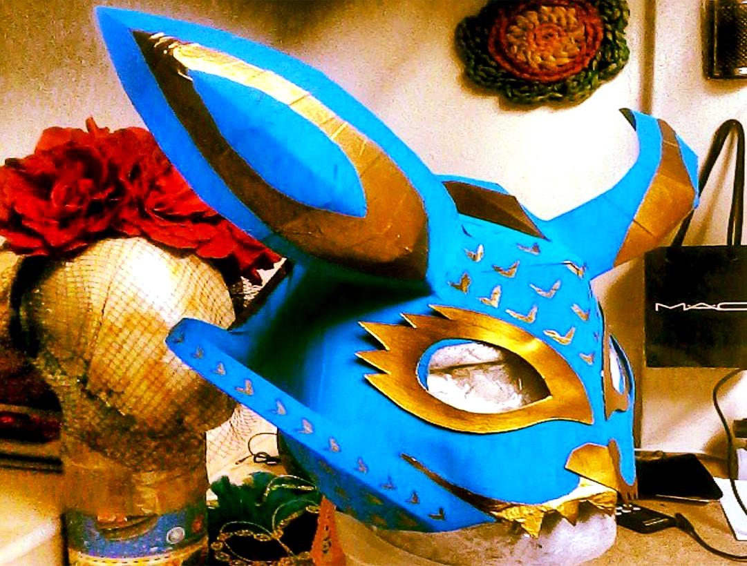 Máscaras podem ser feitas com material cedido no local ou folião pode levar paetês e outros enfeites para complementar a produção (Arquivo Pessoal)