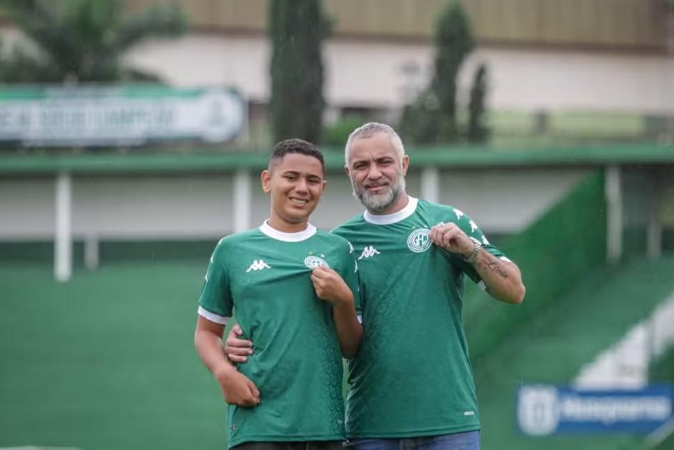 O garoto Lucas e seu pai Jeferson no Brinco de Ouro (Raphael Silvestre/ Guarani FC)