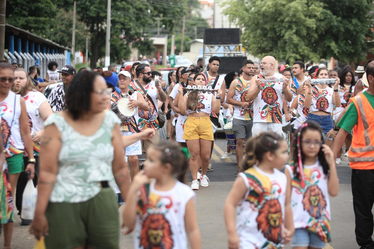 A Leões da Vila Padre Anchieta tomou as ruas do distrito de Aparecidinha, assumindo a forma de um vibrante bloco carnavalesco, ao mesmo tempo em que se prepara para seu retorno aos desfiles das escolas de samba (Kamá Ribeiro)