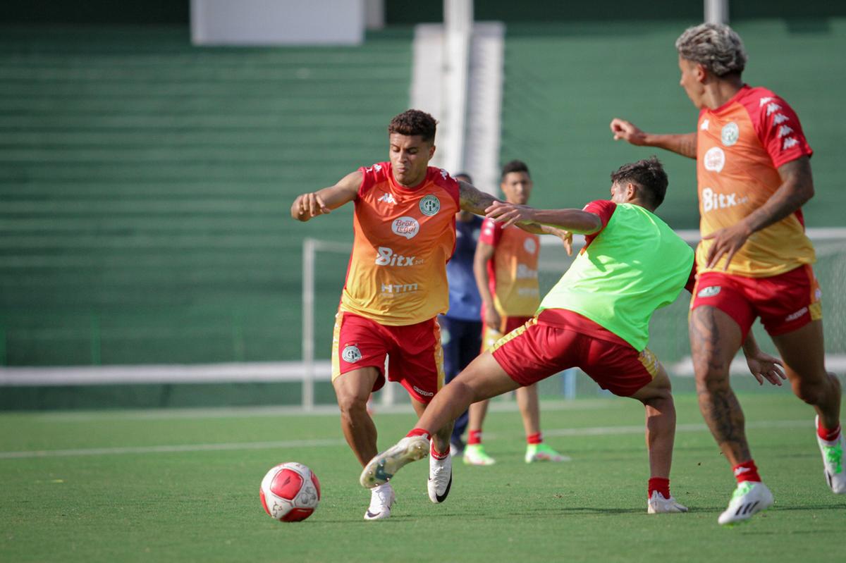 João Victor (à esquerda) deve começar a partida como titular (Raphael Silvestre/Guarani FC)