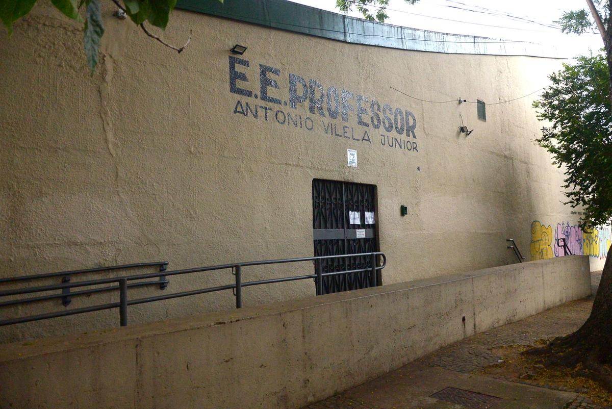 Áreas comuns, como os pátios, não estão incluídas na decisão; pesquisa aponta que mais de 45% dos estudantes se distraem com dispositivos digitais em aulas de matemática (Alessandro Torres)