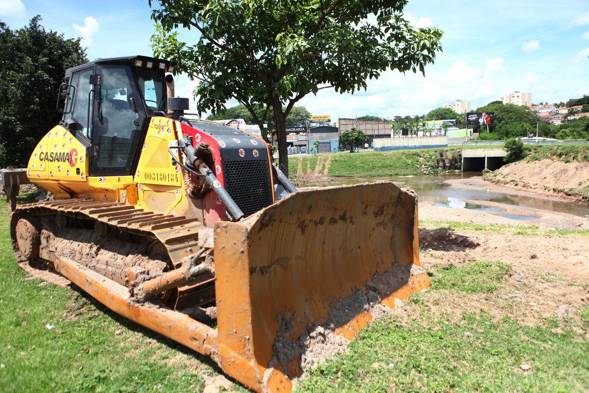 Um trator, duas escavadeiras e seis caminhões estão trabalhando na limpeza para ampliar a capacidade de armazenamento de água da chuva e dos córregos (Rodrigo Zanotto)