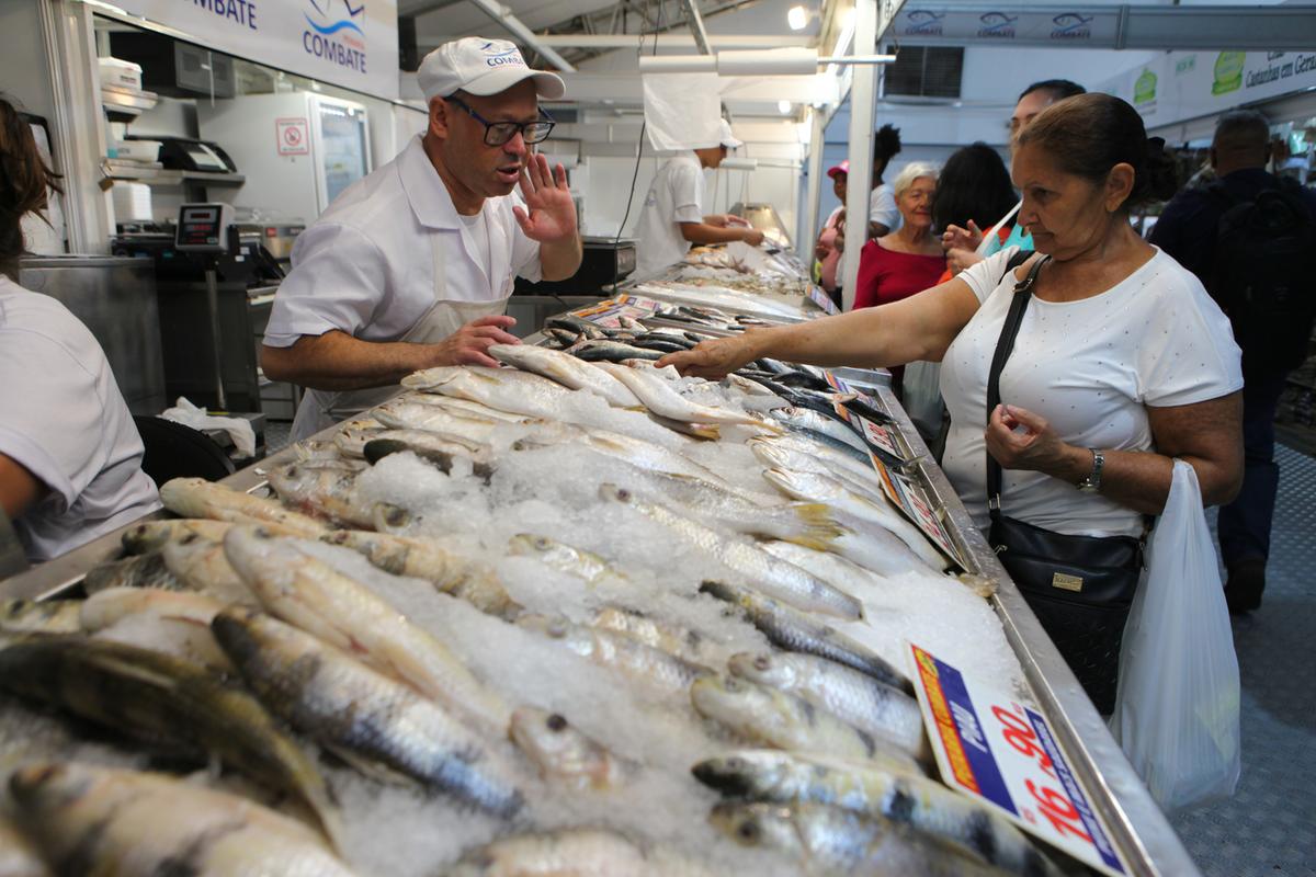 A cavalinha, uma espécie de “prima” da sardinha, está com o preço bastante atrativo nas peixarias do Mercadão de Campinas: R$ 9,90 o quilo, bem mais em conta que muitos cortes de carne (Rodrigo Zanotto)