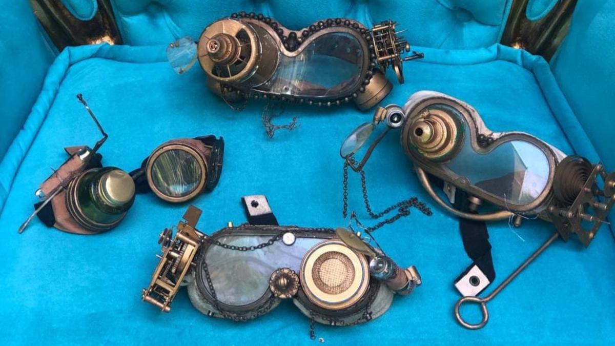 Peças foram produzidas artesanalmente pelo artista plástico Mukunda Dassa, a partir de materiais reciclados (Divulgação)