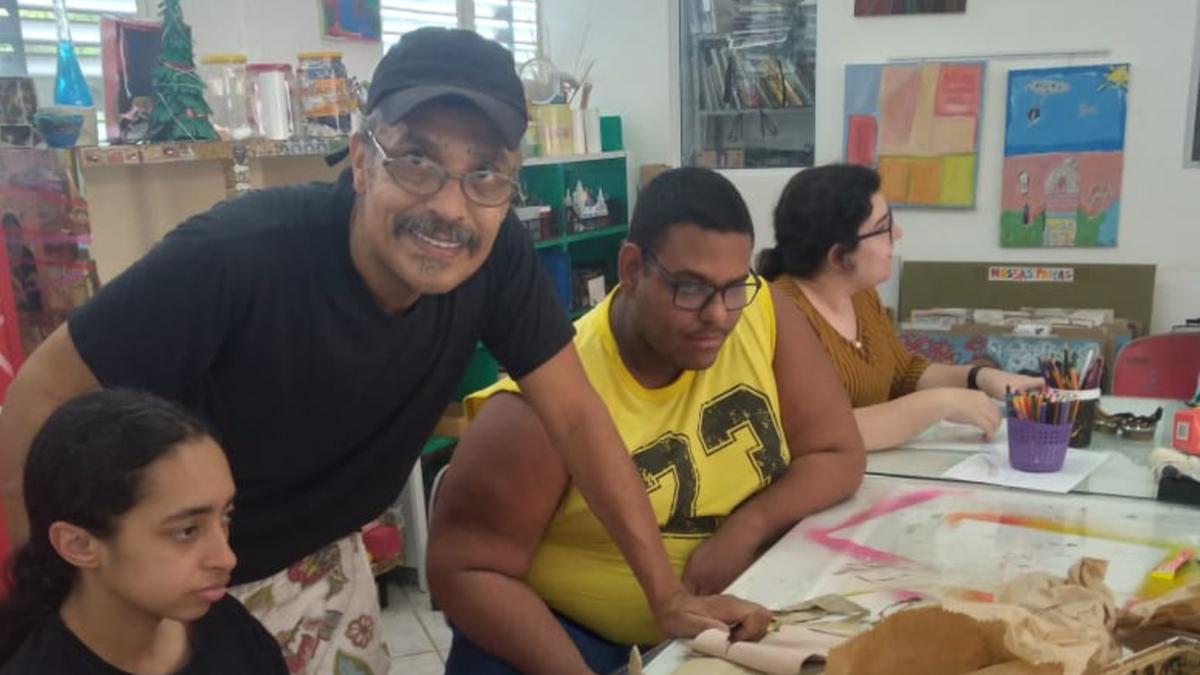Exposição complementa o trabalho iniciado em 2023 com oficinas de confecção de óculos para alunos da Fundação Síndrome de Down (Divulgação