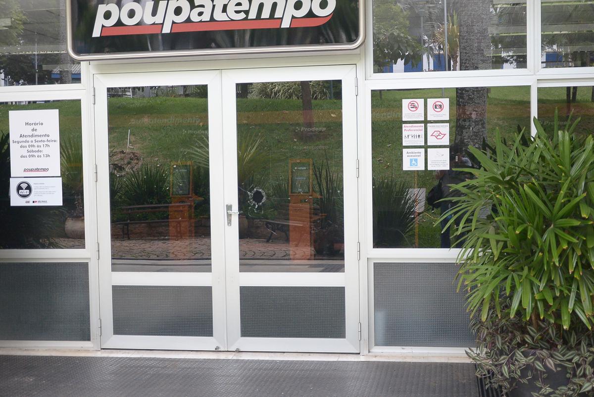 Porta de vidro do prédio da Prefeitura foi alvo de vandalismo (Alessandro Torres)