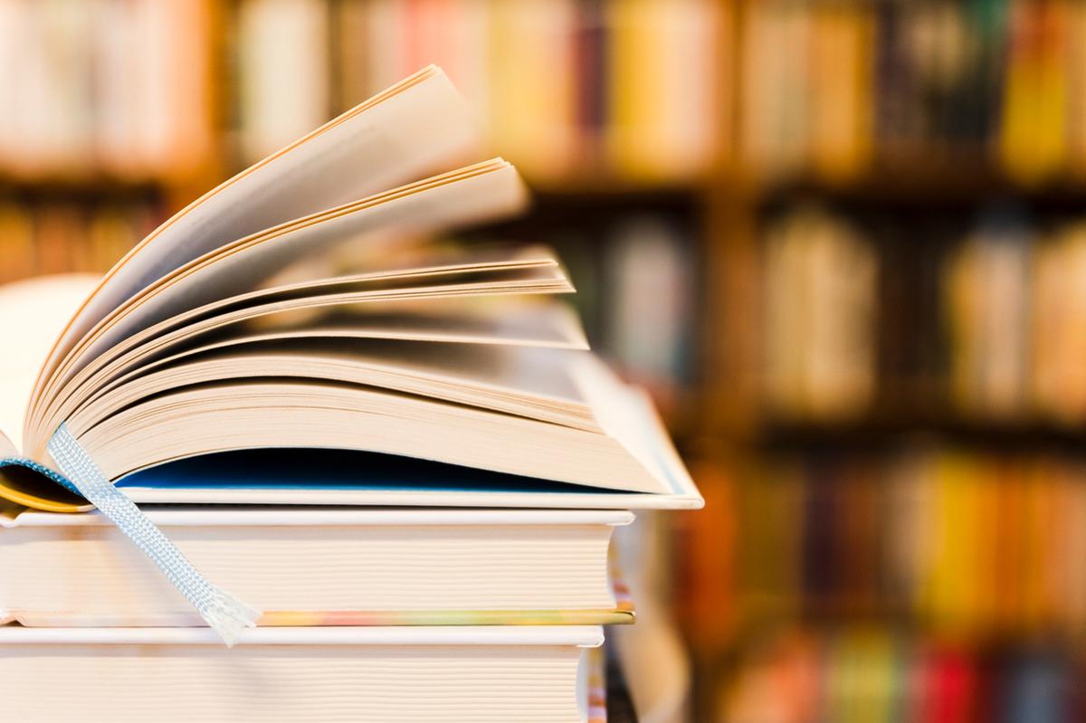 Os livros selecionados, que serão doados a instituições públicas, são de cunho técnico, artístico e científico, acessíveis a públicos diversos (Freepik)