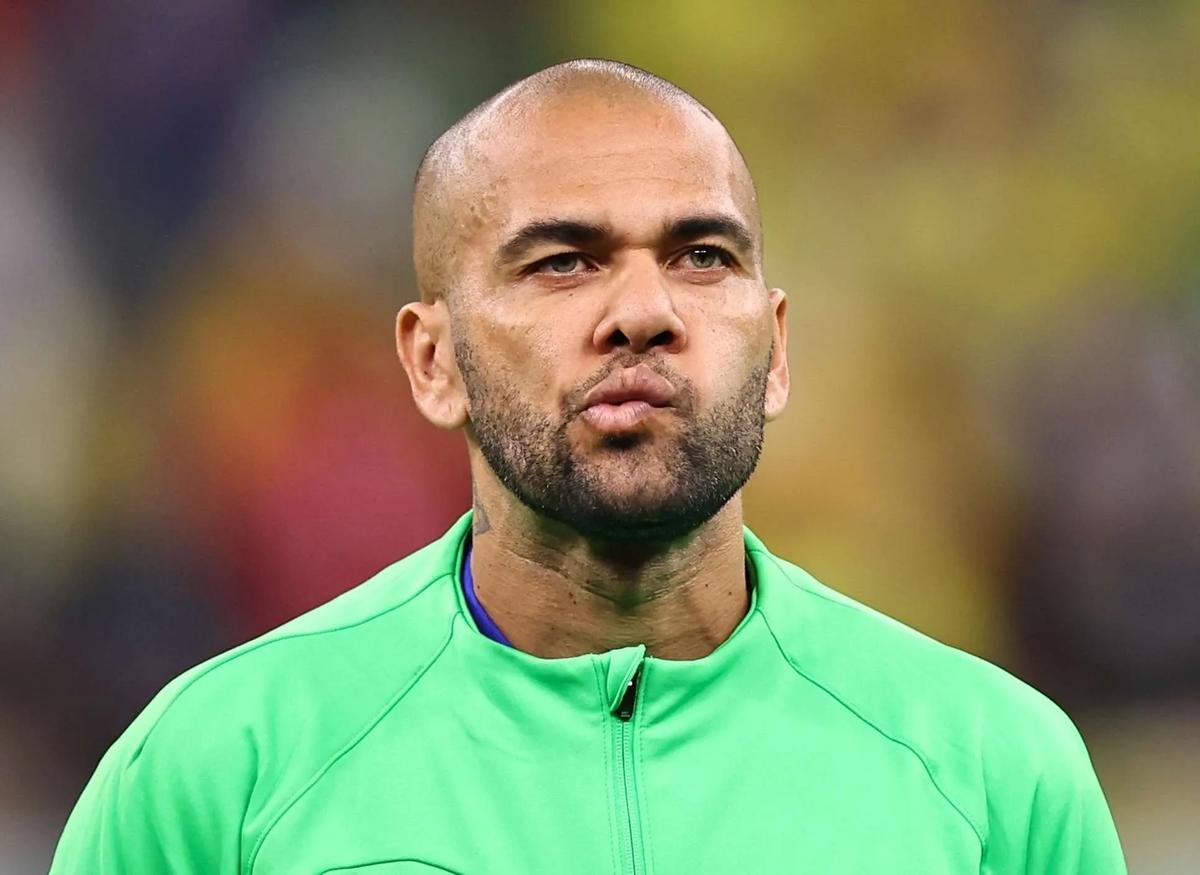Daniel Alves é condenado a 4 anos e 6 meses de prisão na Espanha por estupro (Divulgação)