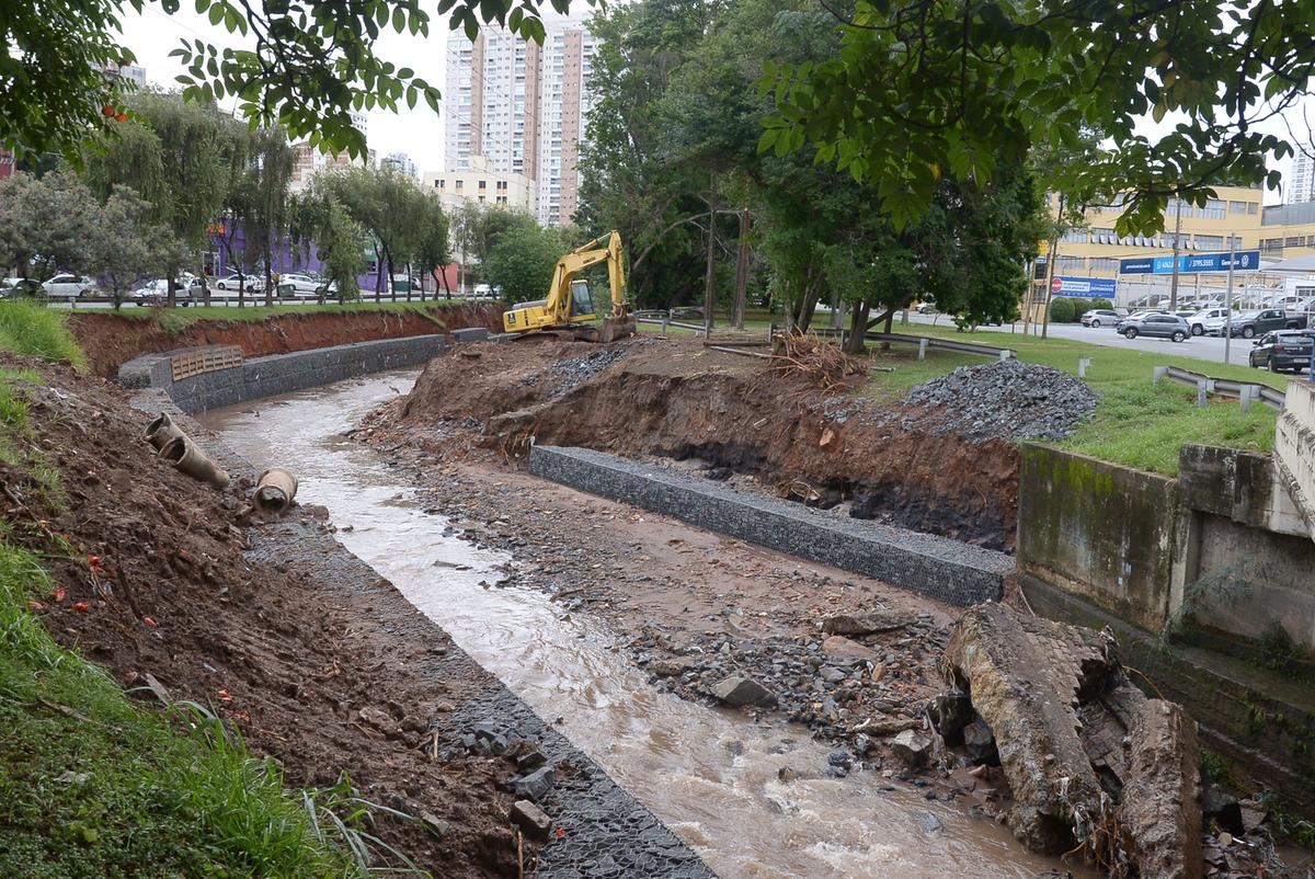 Córrego Serafim (na Av. Orosimbo Maia) precisou das obras realizadas pela Secretaria de Serviços Públicos após ter sido afetado pelas tempestades do início do ano passado (Alessandro Torres)