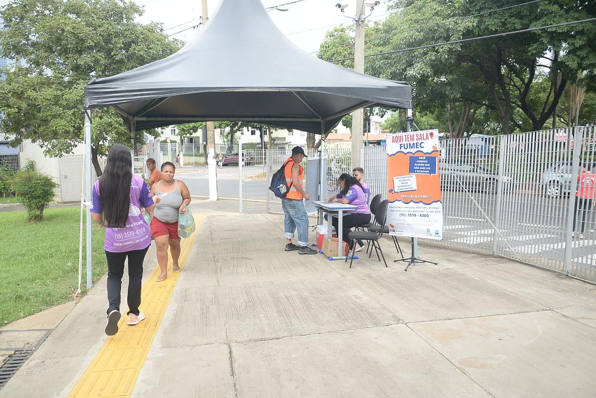Uma das estratégias da Campanha Fevereiro Violeta, promovida pela Fumec, é a instalação de tendas em diferentes regiões da cidade, onde monitores abordarão os transeuntes até o dia 2 de março (Alessandro Torres)