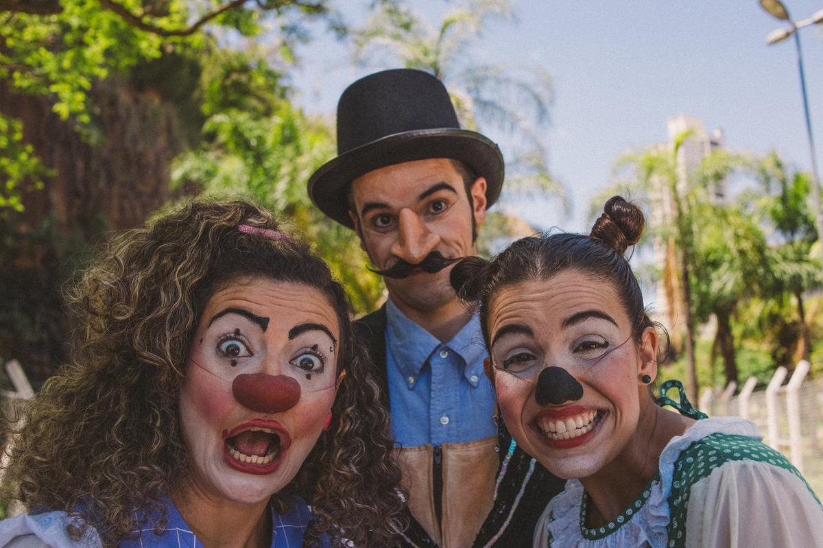 Brigite e Begônia são as protagonistas de ‘Bem Debaixo do Nariz’, peça circense encenada no Teatro do Sesc Campinas (Gabriella Zanardi)
