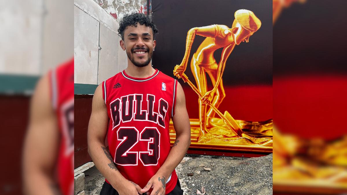 Vitor Stanguini, artista da região que participou de uma exposição pela primeira vez, com a obra "O Senhor Cansado" (atrás, nesta foto) (Divulgação)