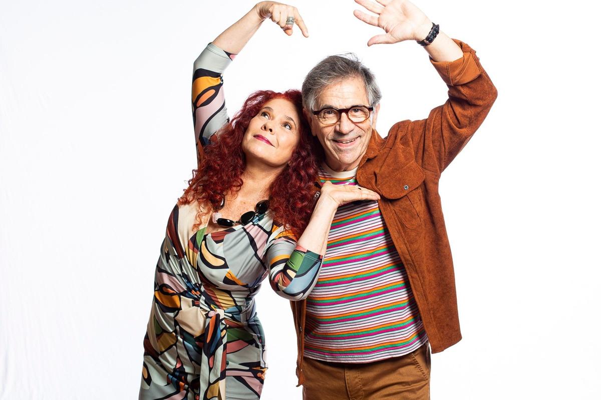 A dupla fundadora da Palavra Cantada — Sandra Peres e Paulo Tatit — sobe ao palco para o show da turnê “Vem Cantar com a Gente” (Divulgação)