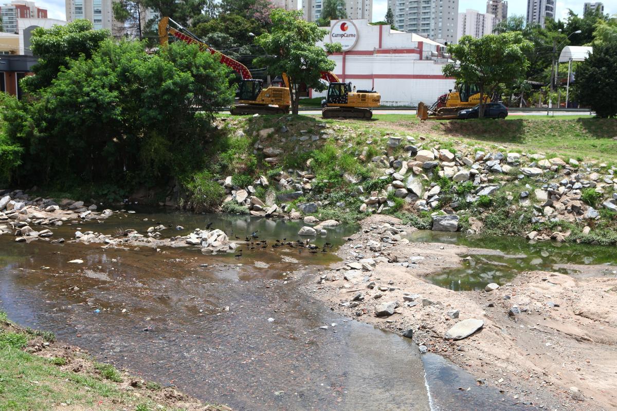 Com maquinário pesado utilizado na limpeza do piscinão, Prefeitura informou que foram necessárias 227 viagens para a retirada de todo o material que dificultava o escoamento da água (Rodrigo Zanotto)