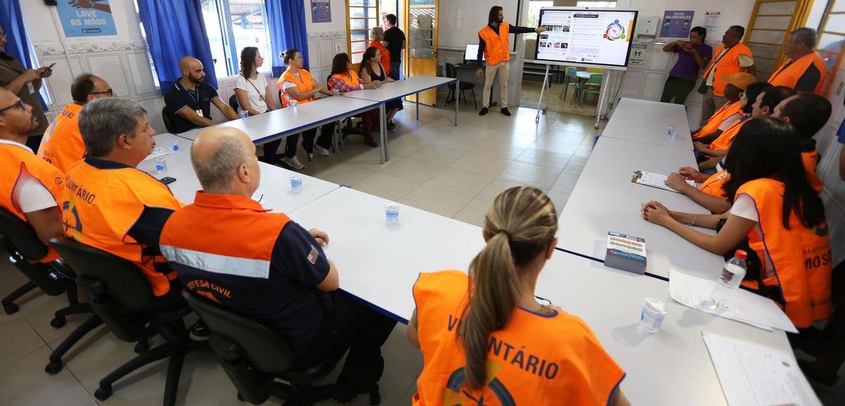 Equipe multisetorial da Prefeitura que atua e dá suporte aos mutirões realizados quinzenalmente assistem com atenção às explicações do coordenador do Programa de Arboviroses da Secretaria de Saúde, Fausto de
Almeida Marinho Neto (Adriano Rosa)