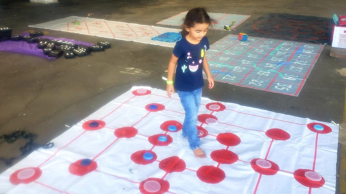 As brincadeiras são velhas conhecidas, como amarelinha, jogo da velha, dominó, xadrez e dama, mas em tabuleiros maiores feitos de lona (Divulgação)