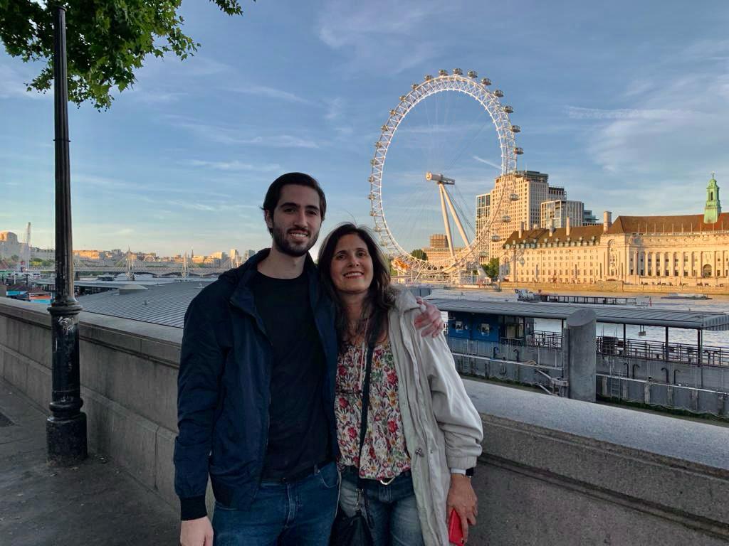 Com o filho Rodrigo, em frente a London Eye (“Olho de Londres”), na Inglaterra (Arquivo pessoal)