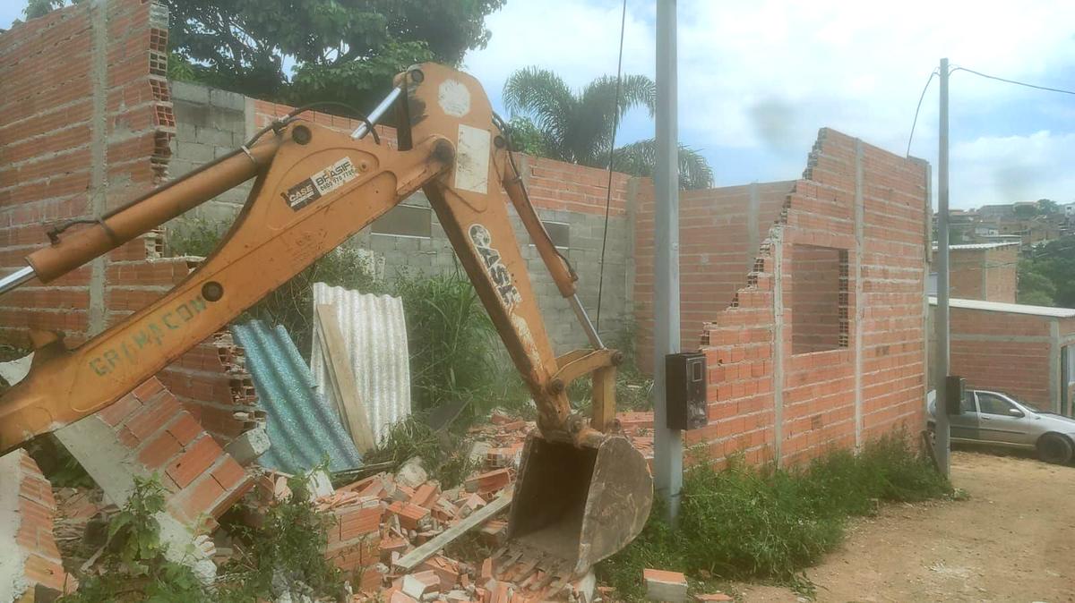 Sete edificações em fase de construção foram demolidas pela Prefeitura; elas estavam, em uma Área de Proteção Ambiental (APA), localizada no Parque Linear do Campo Grande, denominada Parque Natural Municipal do Campo Grande (Divulgação)