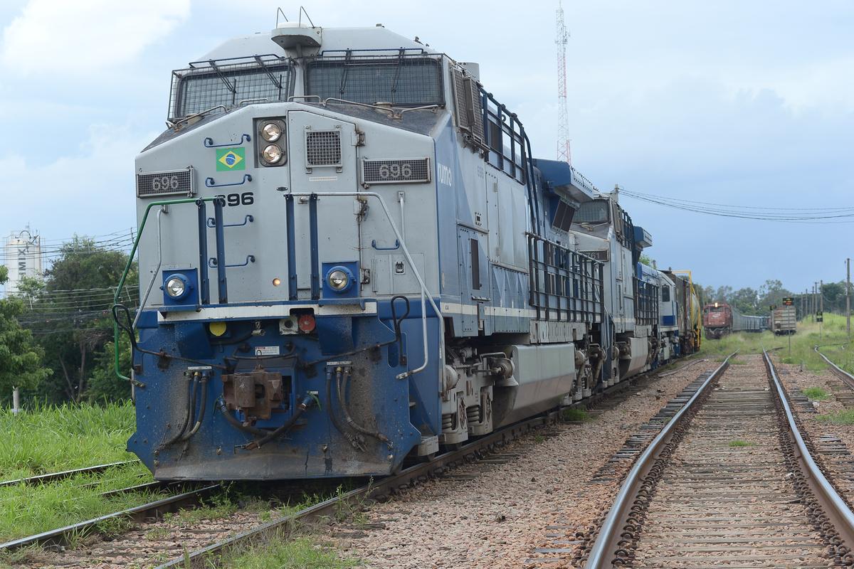 A malha metroferroviária do país hoje possui 1,12 mil quilômetros e é utilizada por 21 sistemas que operam 47 linhas e transportam 7,8 milhões de passageiros/dia/útil; TIC São Paulo-Campinas prevê o uso de trens de média velocidade capazes de atingir 140 km/h (Alessandro Torres)