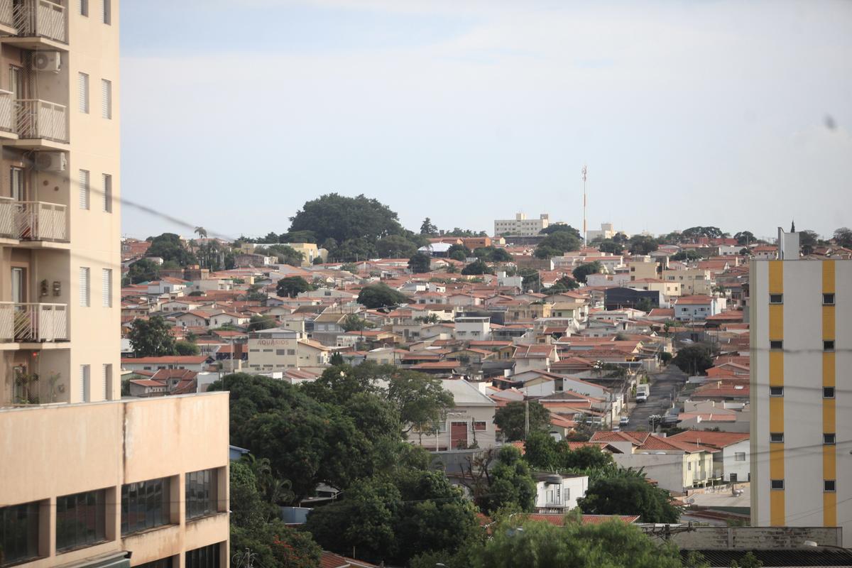 Vista de casas e prédios no Jardim Nova Europa em Campinas; segundo o IBGE, município abriga 501.951 domicílios, dos quais 65,62% são casas (281.885), 30,58% são apartamentos (132.204) e 3,29% estão em casas de vila ou condomínios (14.132) (Kamá Ribeiro)