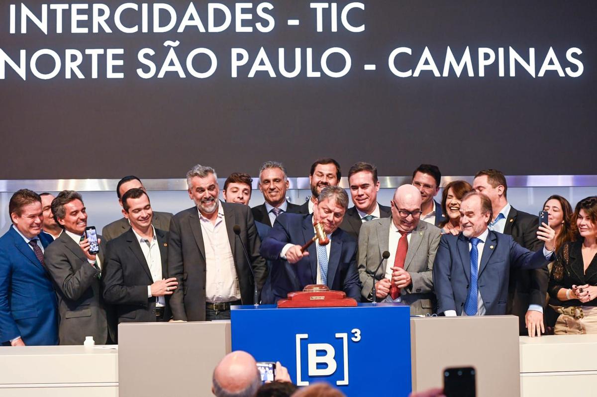 Cercado por prefeitos e outras autoridades, o governador de São Paulo, Tarcísio de Freitas, bate o martelo para simbolizar a conclusão do leilão do Trem Intercidades: sistema será o mais rápido do Brasil (Rogério Capela)
