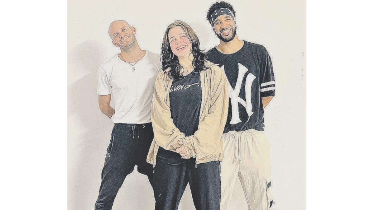 Julia Mazzotini e seus professores Vine Hernani e Krishna Ferreira formam a equipe que representará o Brasil no campeonato mundial (Divulgação)