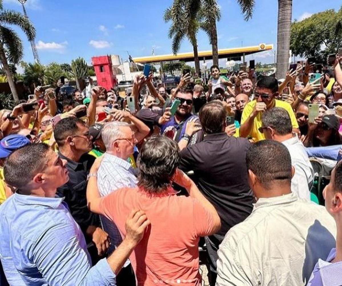 Jair Bolsonaro, acompanhado do prefeito de Americana Chico Sardelli, cumprimentou apoiadores (Divulgação)