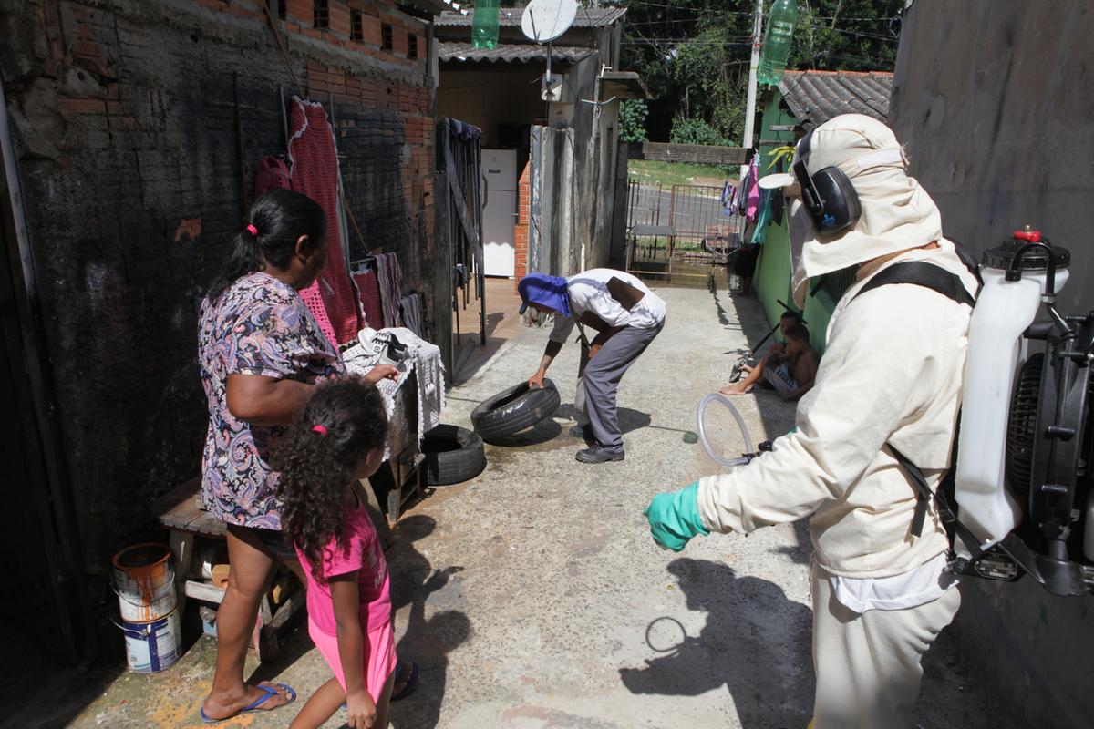 Equipes de combate à dengue vistoriam objetos que podem ser criadouros do mosquito Aedes aegypti; 80% dos criadouros estão nas residências, segundo a Secretaria de Saúde (Rodrigo Zanotto)