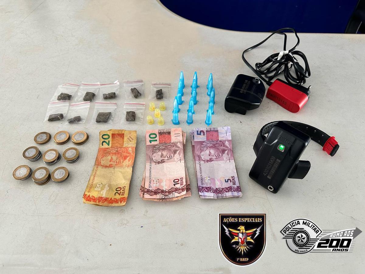 Policiais do 1º Batalhão de Ações Especiais da Polícia (Baep) apreenderam a tornozeleira eletrônica, drogas e uma quantia em dinheiro (Divulgação)