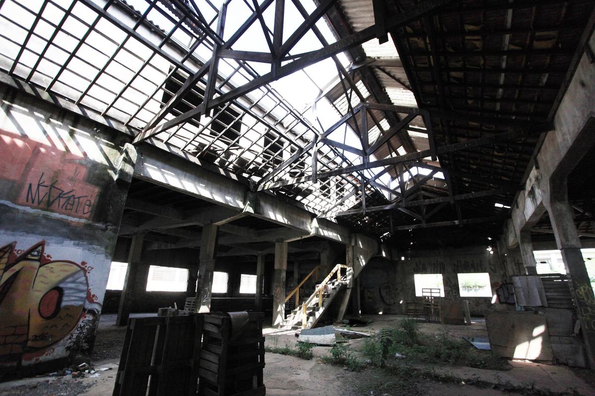 Interior abandonado de um dos curtumes da cidade, localizado na Vila Industrial; Prefeitura informou sobre a possibilidade de obter uma liminar judicial para ingressar em locais como esse a fim de buscar focos de proliferação do mosquito transmissor da dengue (Kamá Ribeiro)
