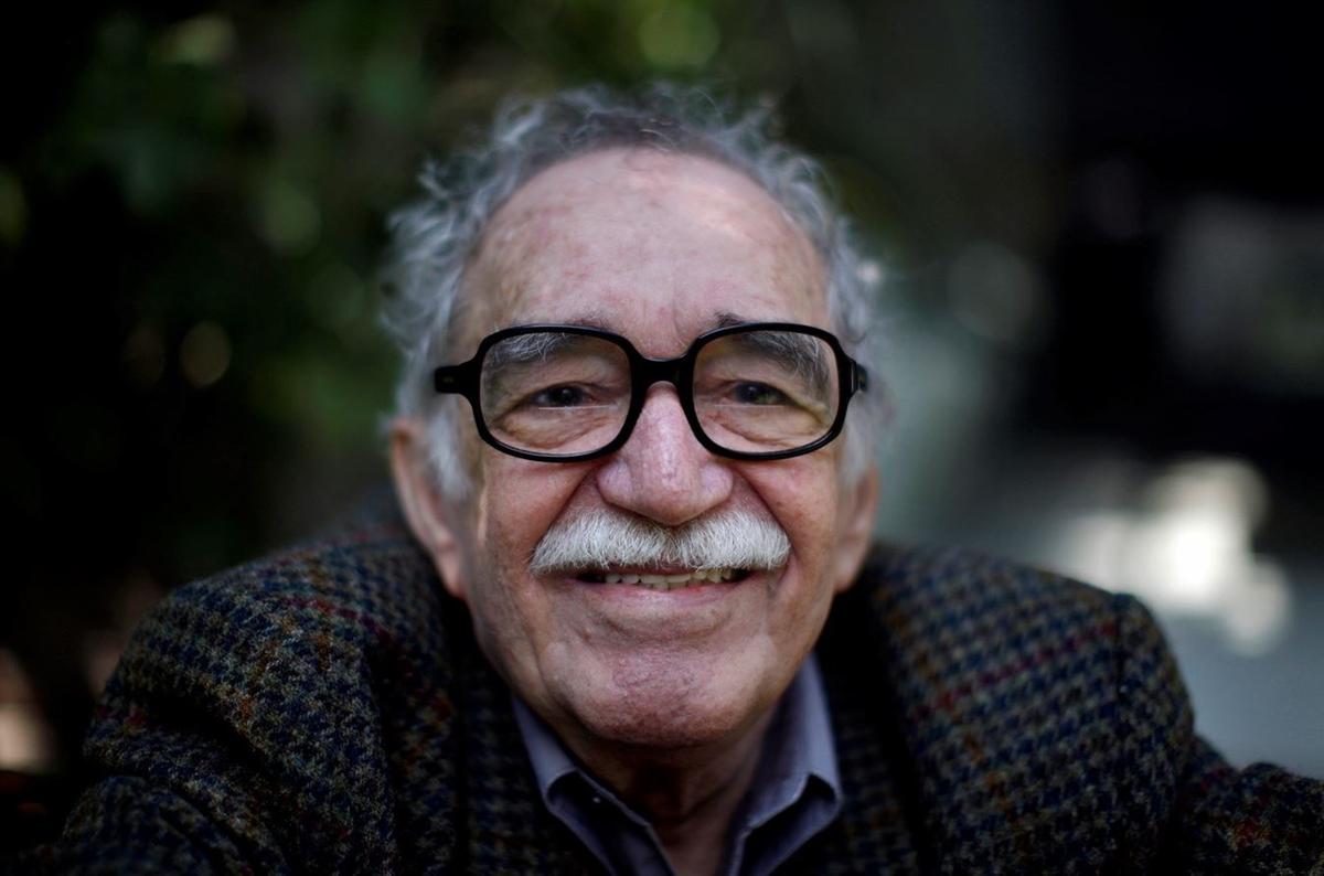 No final dos anos 60, Gabriel García Márquez é fotografado com um exemplar de ‘Cem Anos de Solidão’ na cabeça — obra que lhe rendeu o Nobel de Literatura; depois disso, outros livros de sucesso vieram, como ‘O Amor nos Tempos do Cólera’ e ‘Crônica de uma Morte Anunciada’ (Divulgação/ Reprodução)