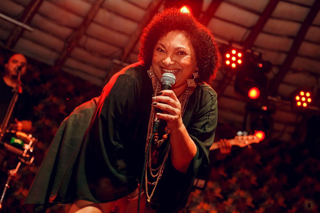 Para abrir a temporada, Diana do Sertão faz sua apresentação marcada pela presença de palco, firmeza e paixão (Divulgação)