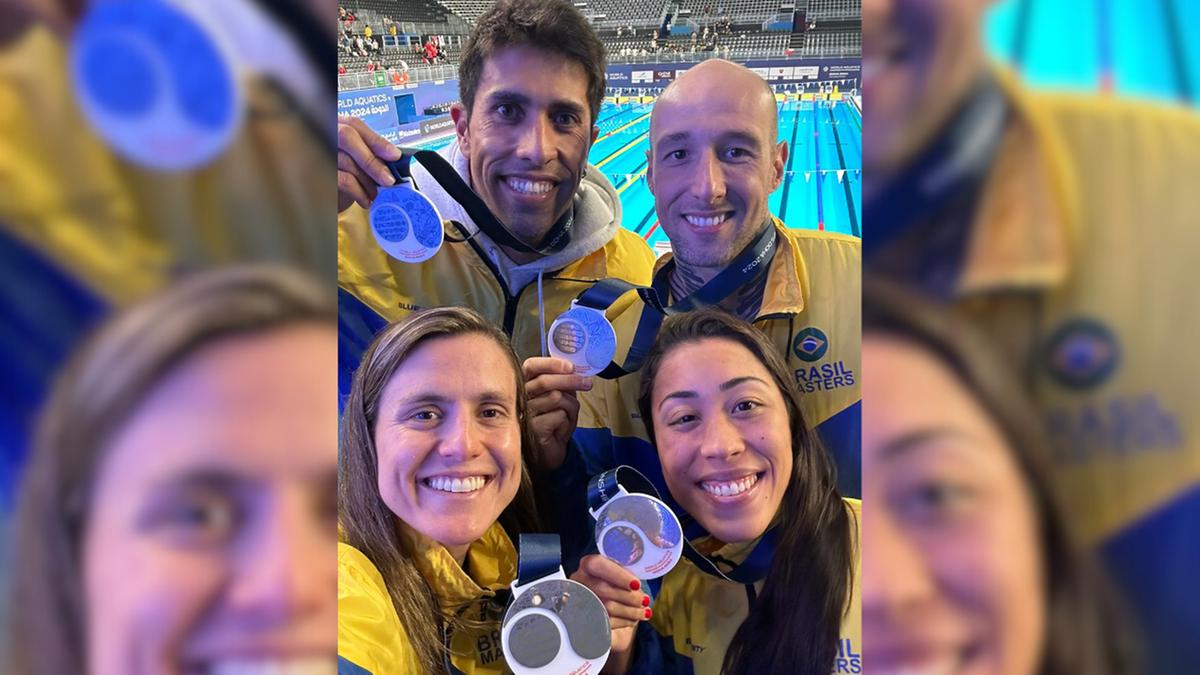 Carolina na equipe que disputou o 4x50m medley misto e conquistou a prata (Divulgação)
