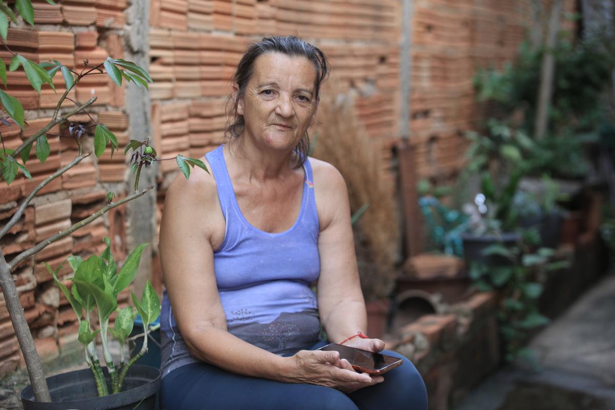 Cleusa Torquato dos Santos, de 64 anos, convive com uma hérnia de disco e é considerada PcD pelo grave problema na coluna; a moradora do Jardim Paraíso de Viracopos está há cerca de dois anos procurando emprego, mas diz que sofre discriminação pela idade e a limitação física (Kamá Ribeiro)