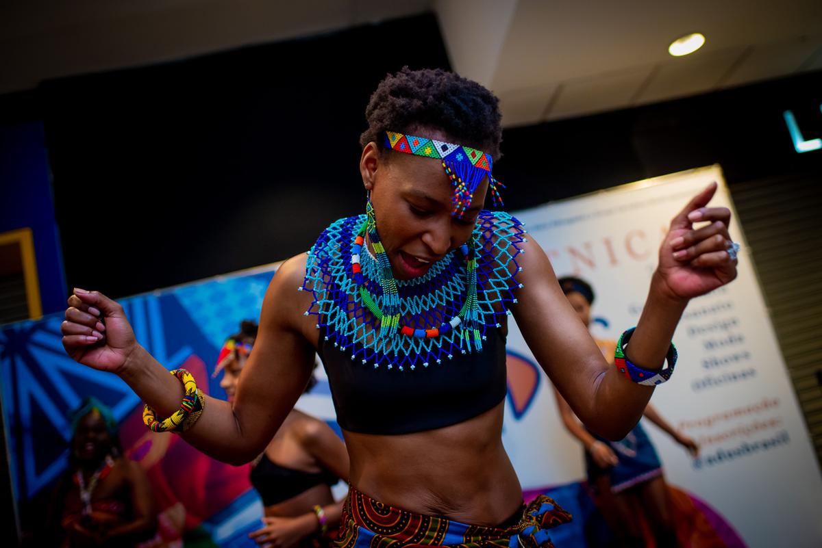 No “Sarau Sem Frionteiras”, artistas de várias nacionalidades apresentam um pouco de suas culturas por meio do canto, da dança e da declamação (Divulgação)