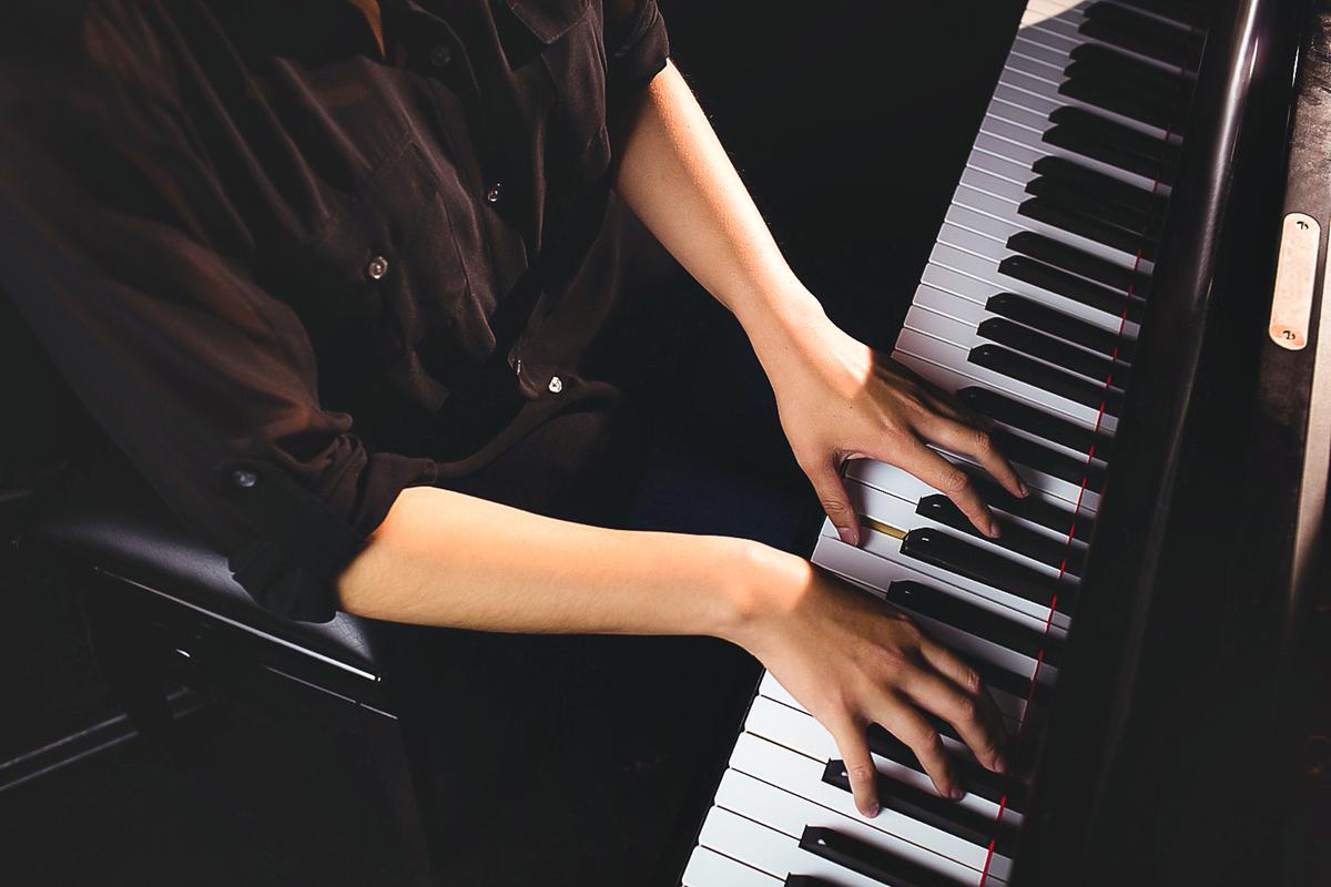 Entre os cursos disponíveis pela Secretaria está a iniciação ao piano/teclado, com a duração de 3 meses (Freepik)