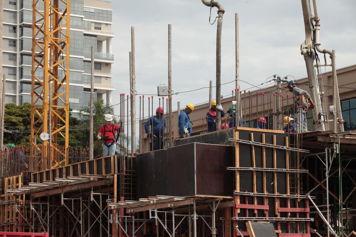 Construção civil liderou alta em Campinas com 1.489 novos empregos com carteira assinada, sendo responsável por praticamente seis em cada dez novos postos; contando com demissões, o saldo positivo foi de 889 vagas (Rodrigo Zanotto)