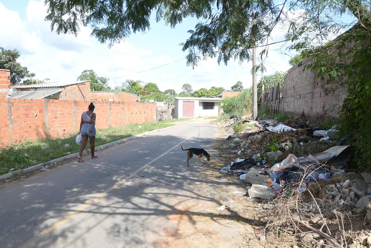 Acúmulo de entulhos e objetos podem gerar riscos à população, uma vez que acumulam água e criam as condições ideais para a proliferação do Aedes aegypti (Alessandro Torres)