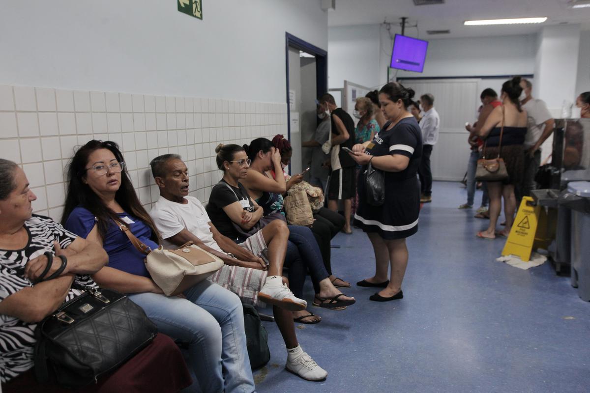 Pacientes aguardam atendimento no Hospital Mário Gatti, onde há um apelo urgente para que aqueles com sintomas de dengue busquem imediatamente assistência médica (Kamá Ribeiro)