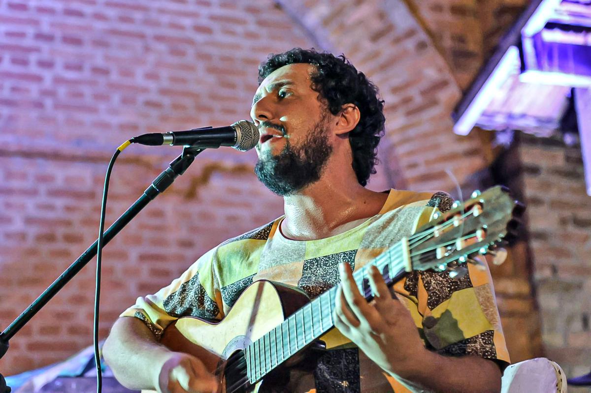 O show começa com Dudu Ferraz se apresentando no formato voz e violão, mas vai se ampliando até contar com dez artistas no palco (@neanderheringer)