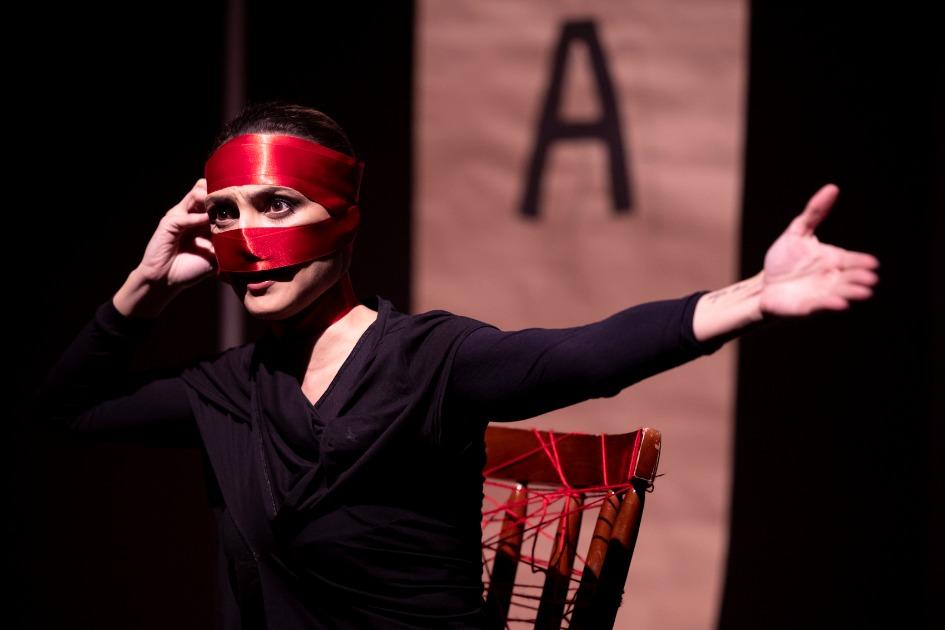 Atriz Chica Portugal interpreta uma dona de casa que troca correspondências amorosas com o psicopata “maníaco da flor” (Rafael Salvador)