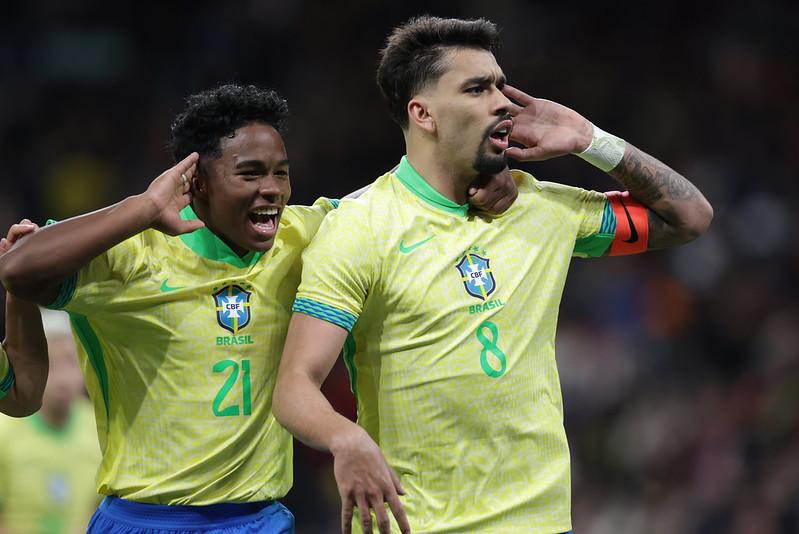 Endrick e Lucas Paquetá durante comemoração de um dos gols da seleção brasileira (Rafael Ribeiro/CBF)