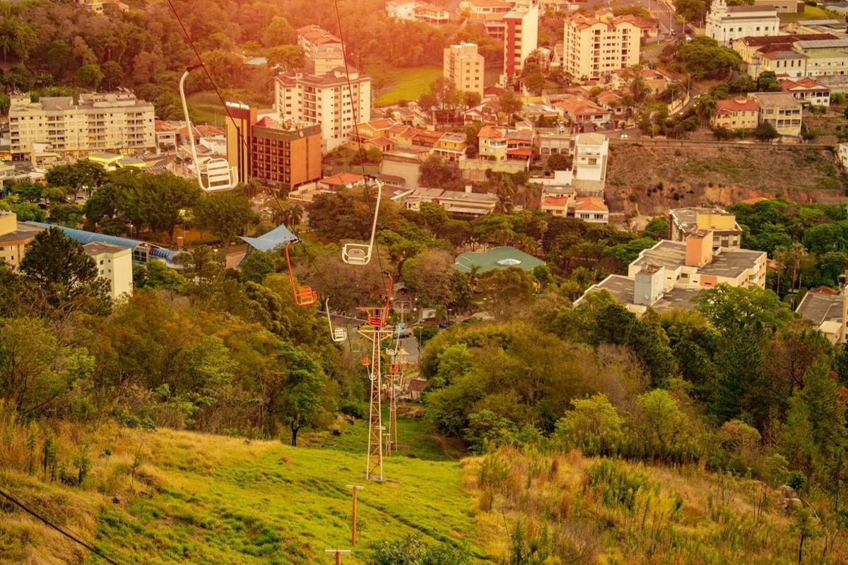 Serra Negra é uma das estâncias turísticas do interior do Estado, que oferece vários atrativos, como o passeio de teleférico (Divulgação)