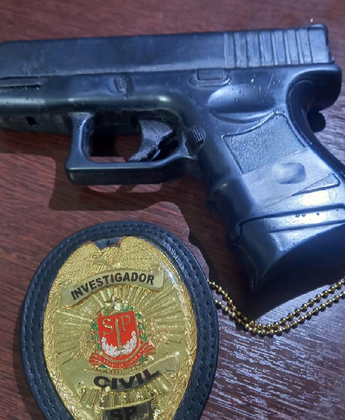 Arma de brinquedo e distintivo falso da Polícia Civil utilizados pelo falso policial em suas abordagens (Divulgação)