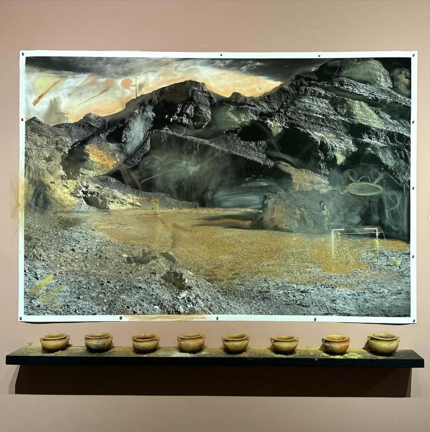 Obra da artista Teodelina Detry, com técnica de pigmento mineral sobre papel; o público pode intervir, pintando-a com a terra dos potes (Estefania Gavina)