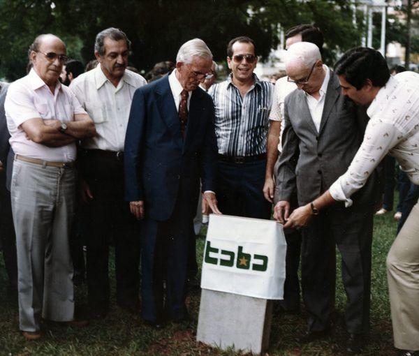 Cerimônia de instalação do marco há 42 anos reuniu torcedores, dirigentes do clube e autoridades (V8)