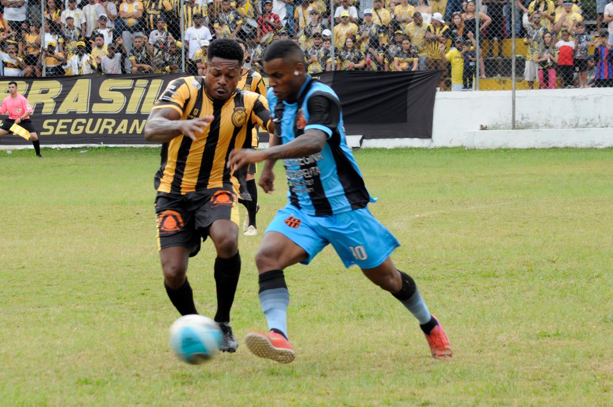 O Campeonato Amador RMC começa no próximo domingo e a primeira divisão terá diversas atrações. Finalistas do ano passado, R7 Picerno e a equipe do Jardim Icaraí retornam a competição para chegar à decisão, idêntica ambição de equipes tradicionais como Parque Brasília e o Grêmio Cafezinho. A competição é o espaço para torcidas como do 31 de Março Novo Horizonte mostrarem sua criatividade. (Thiago Pires Photo)