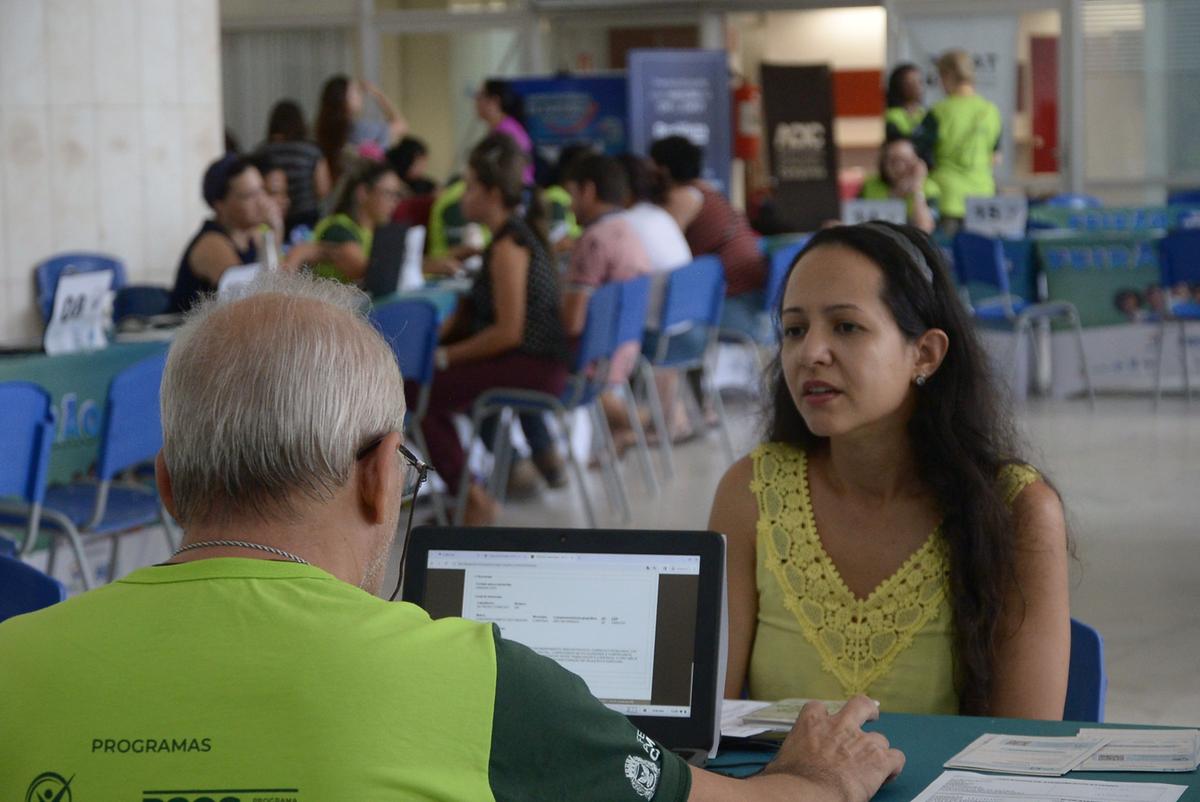 Interessados devem chegar cedo para aumentar as chances de conseguir participar do feirão; trabalhadores precisam levar a carteira de trabalho, currículo e um documento com foto (Alessandro Torres)